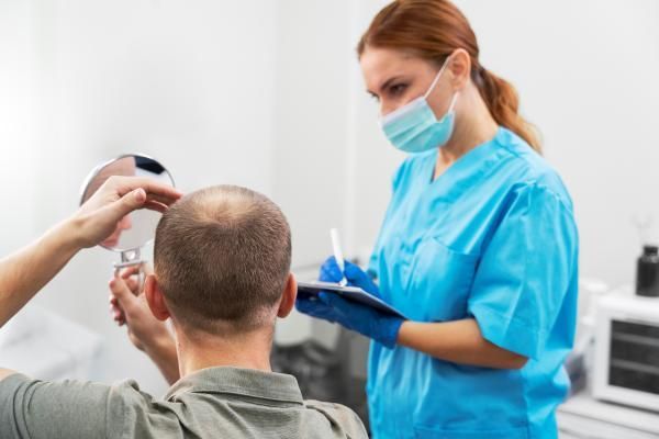 ¿Nos puede donar pelo otra persona?