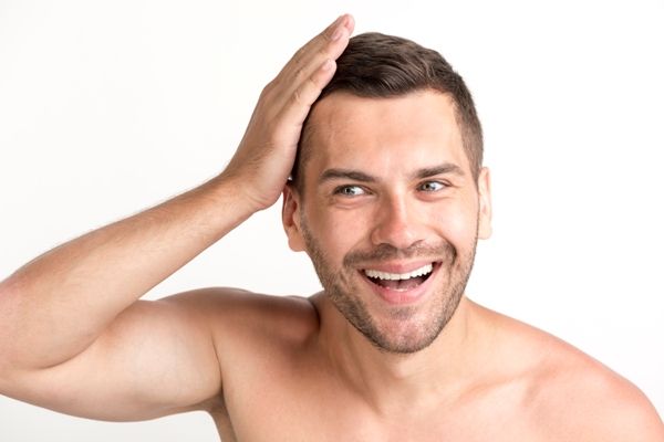 ¿Cómo lucir las canas con estilo?