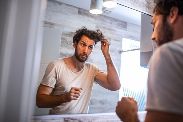 ¿Cómo lucir las canas con estilo?